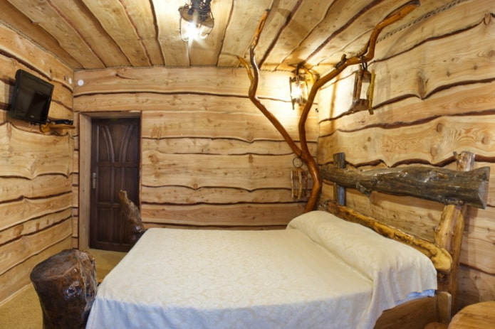 soffitto in legno tagliato nella camera da letto