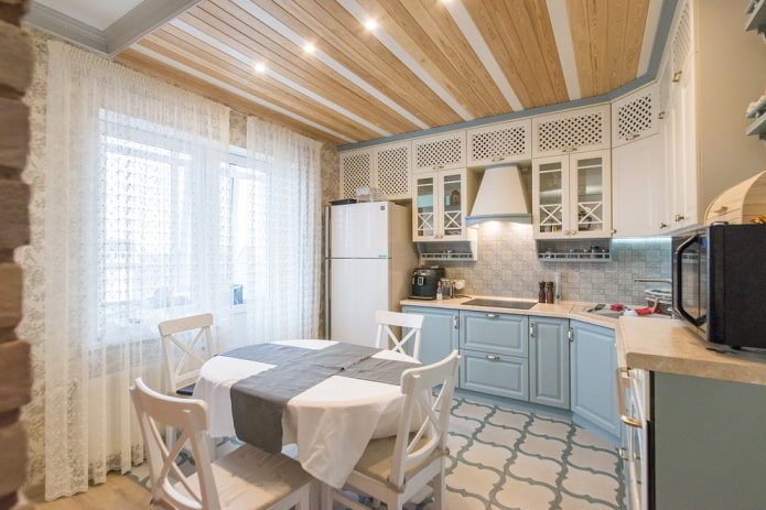 dwukolorowy drewniany sufit w kuchni