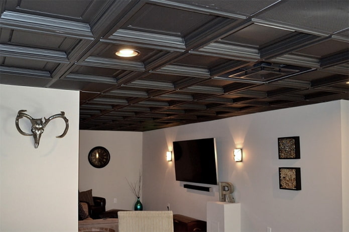 čierna kesonová konštrukcia v interiéri