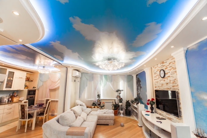modrý stropní design v obývacím pokoji