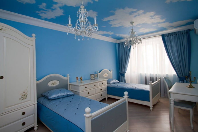plafond bleu en combinaison avec des murs bleus