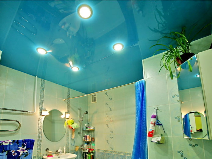toile stretch bleue dans la salle de bain