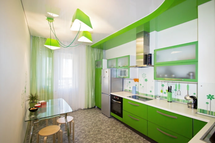 design de plafon alb-verde în bucătărie