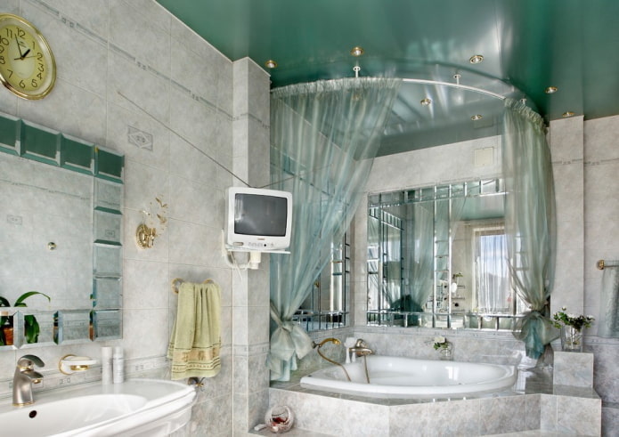 toile extensible verte dans la salle de bain