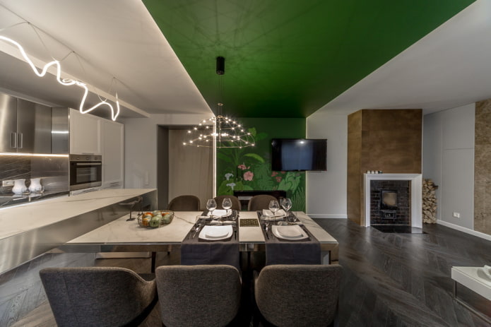 Mutfakta beyaz-yeşil tavan tasarımı