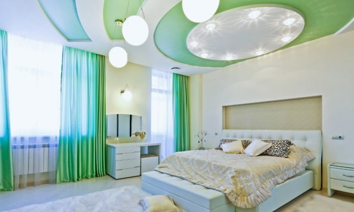 biały i zielony sufit w sypialni
