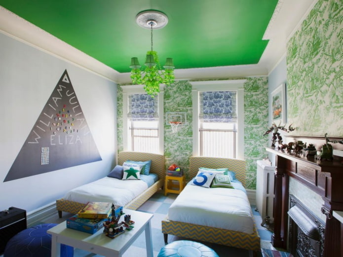 plafond vert avec lustre