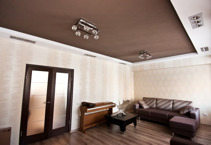 design de teto marrom na sala de estar