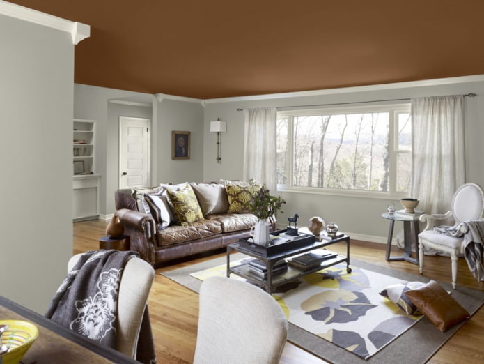 rudas lubų dizainas gyvenamajame kambaryje