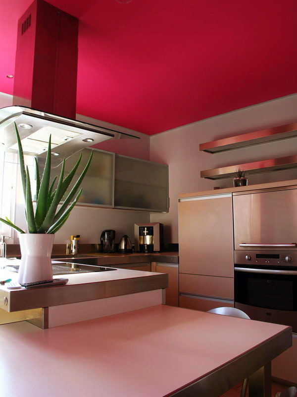 soffitto rosa in cucina
