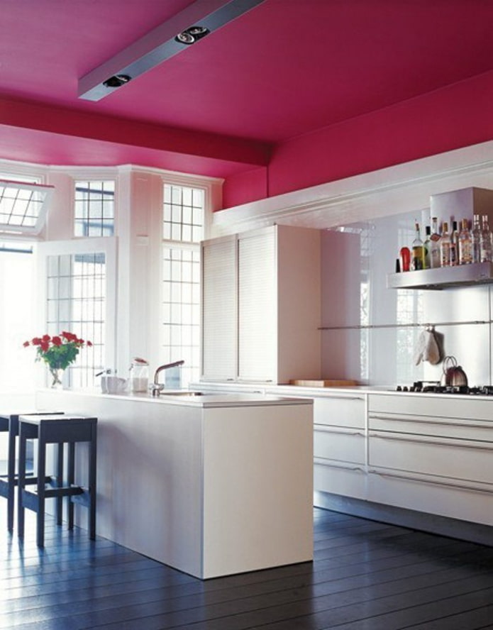 plafond rose dans la cuisine