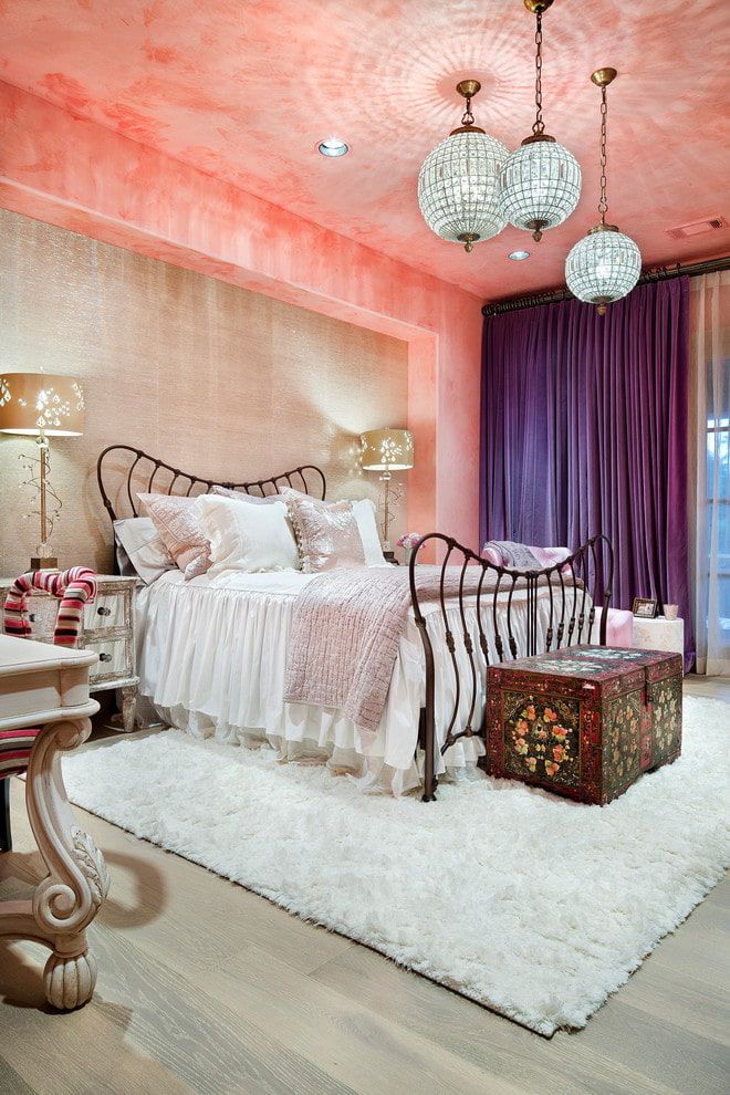 rozā griesti guļamistabā