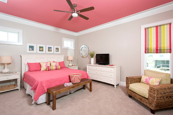 rožinės lubos miegamajame