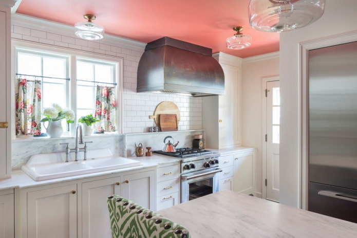 เพดานสีชมพูในห้องครัว