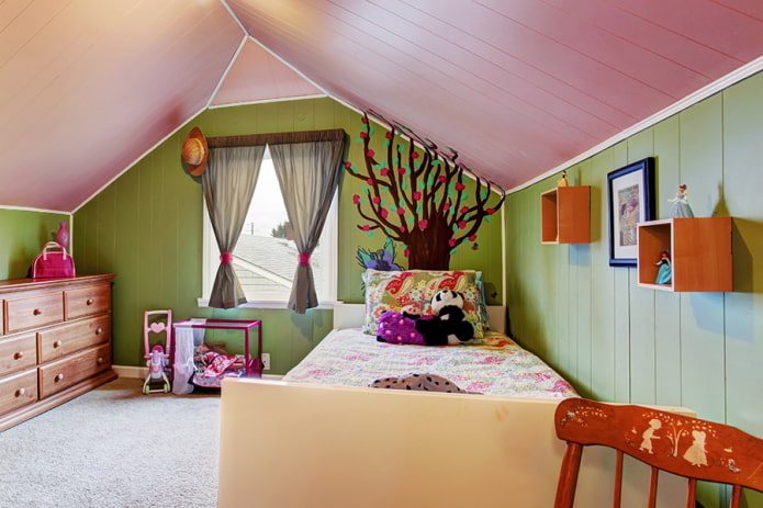 plafond rose avec des murs verts