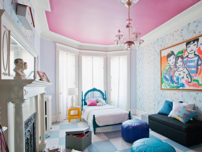 różowy sufit w pokoju dziecinnym
