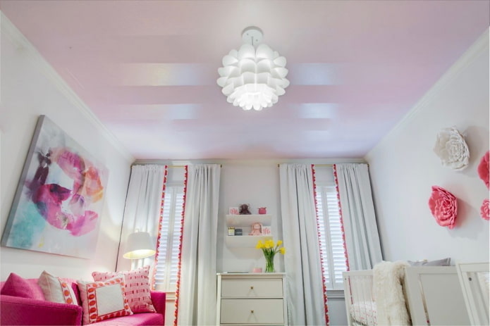 rožinis lubų dizainas su liustra
