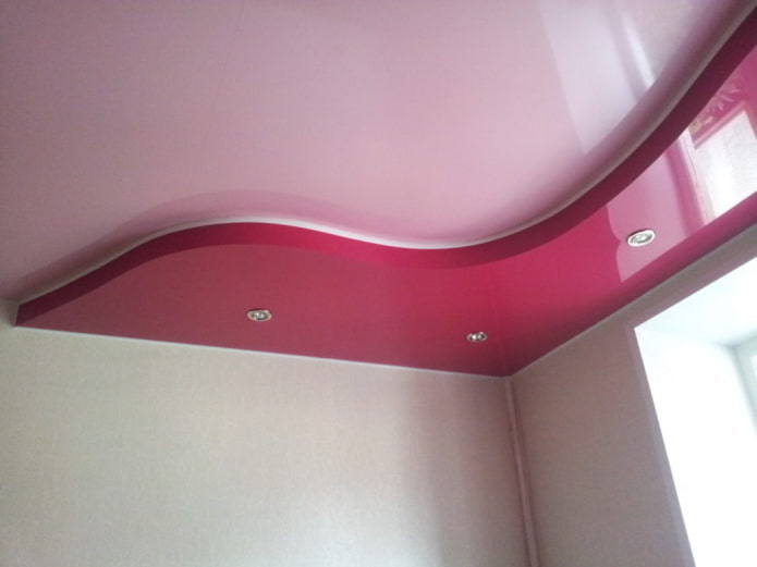 ružičasta izvedba stropa na dvije razine