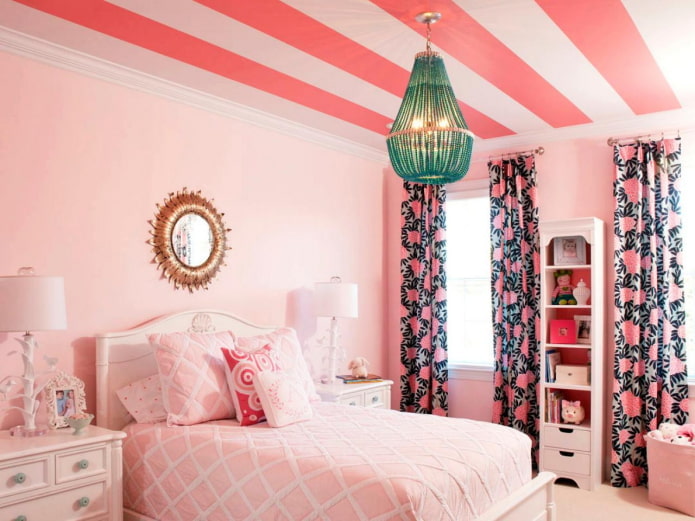 rožiniai tapetai ant lubų interjere