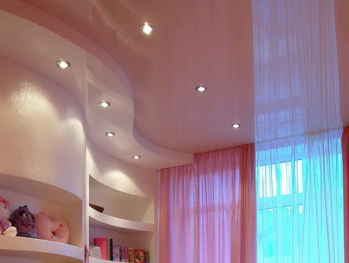 růžový dvouúrovňový stropní design