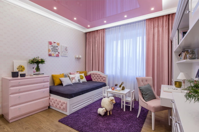 růžový strečový strop v dětském pokoji