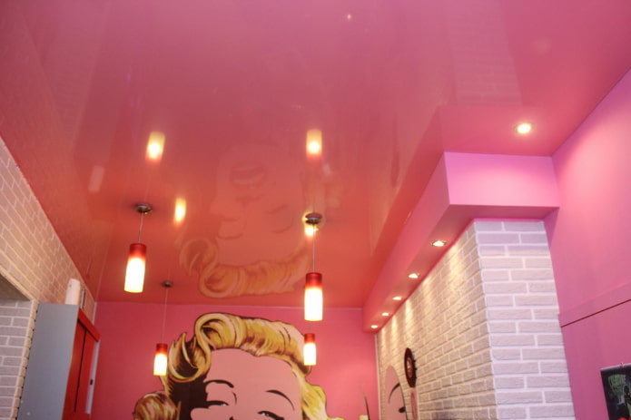 conception de plafond rose avec des lumières