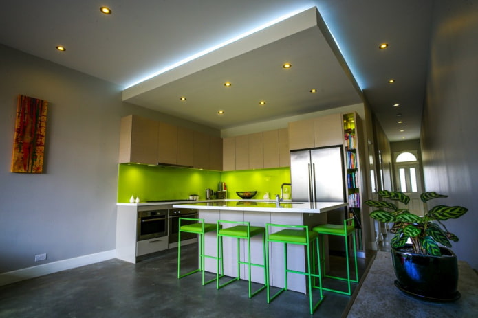 การออกแบบเพดานสองระดับสีเทาในห้องครัว