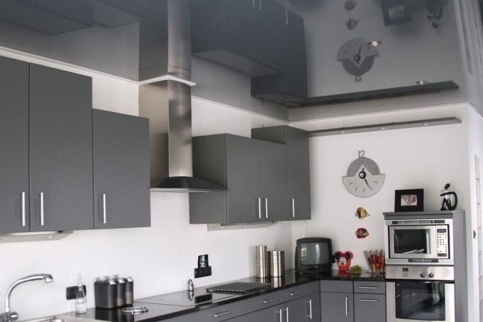 дизајн сивог плафона у кухињи