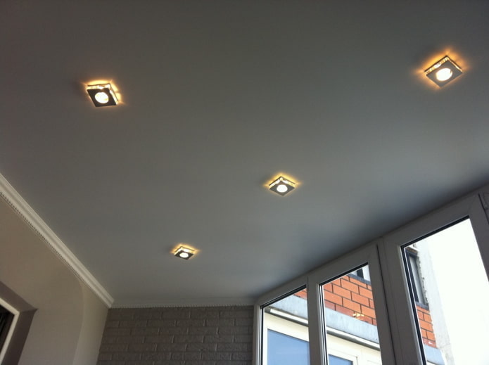 design del soffitto grigio con lampadine