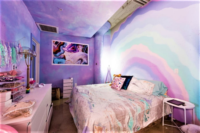 bức tranh tường với tông màu hoa cà trên tường và trần nhà