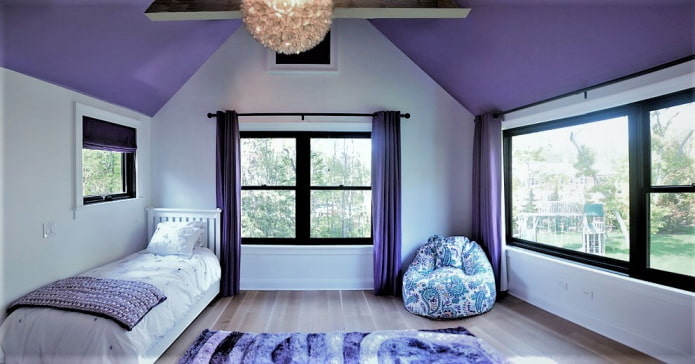 fialový strop v dětském pokoji