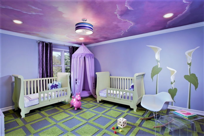 impresión fotográfica en tonos lilas en el techo