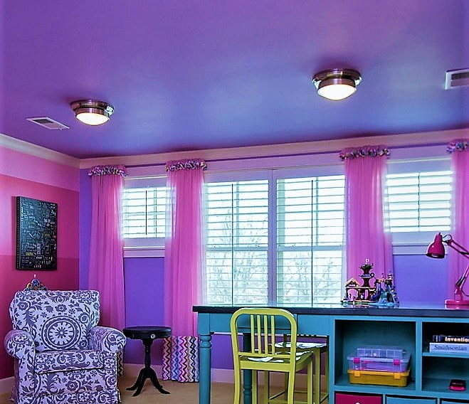 parets de color rosa es fonen amb el sostre morat