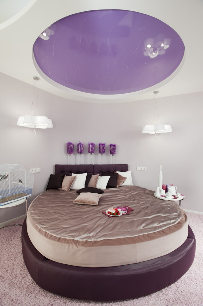 sostre blanc i lila al dormitori