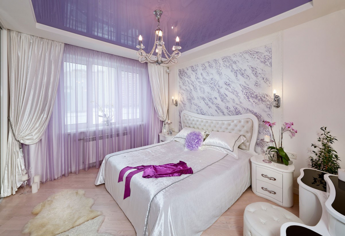 liliowy sufit napinany w sypialni