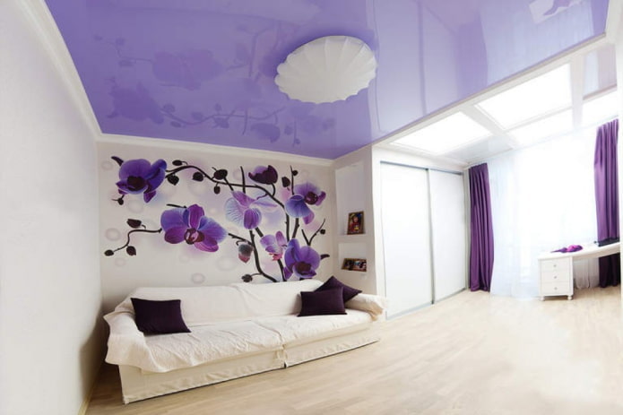 liliowy sufit w salonie