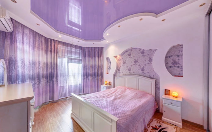 soffitto teso lilla in camera da letto