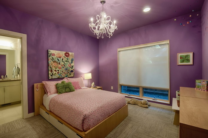 pomalowany na fioletowo sufit we wnętrzu