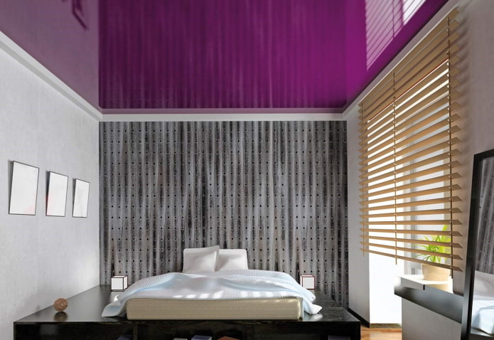 tela elástica brillante púrpura en el dormitorio