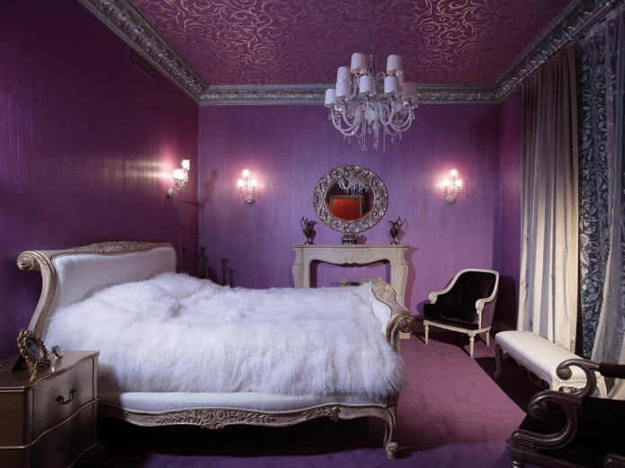 violetti katto kuvioilla makuuhuoneessa