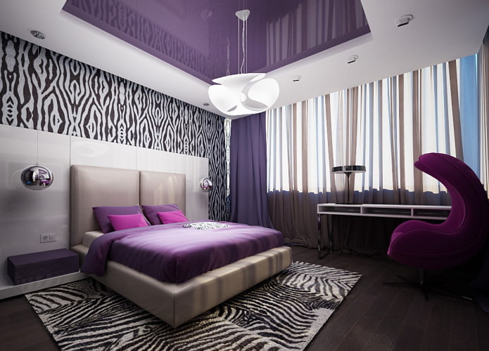 fioletowy i biały sufit w sypialni