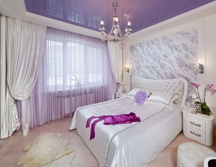 fioletowy i biały sufit w sypialni