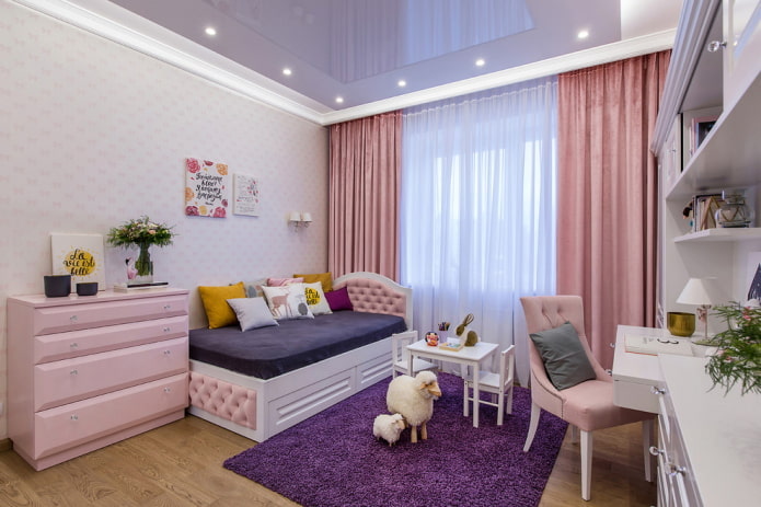 plafond violet dans la chambre des enfants