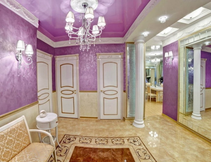 fioletowy sufit w korytarzu