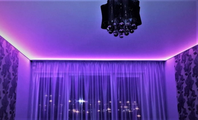 podświetlany fioletowy sufit