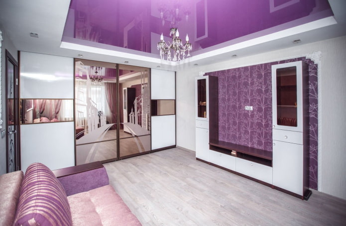 tavan la două niveluri în violet în interior