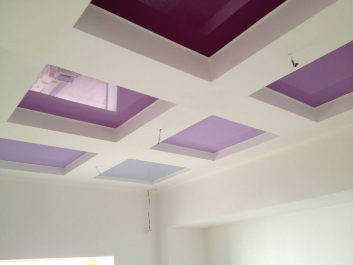 sắc thái khác nhau của màu tím trên trần nhà