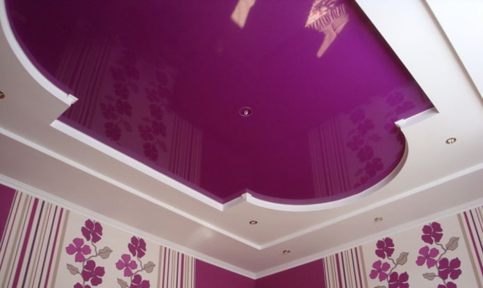 dwupoziomowy sufit w kolorze fioletowym