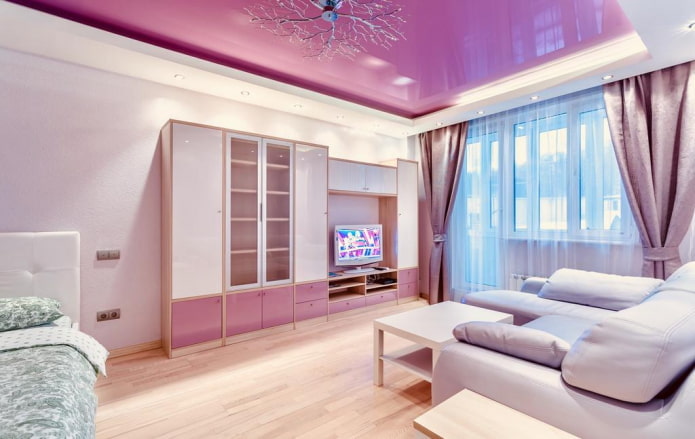 fioletowy sufit w salonie