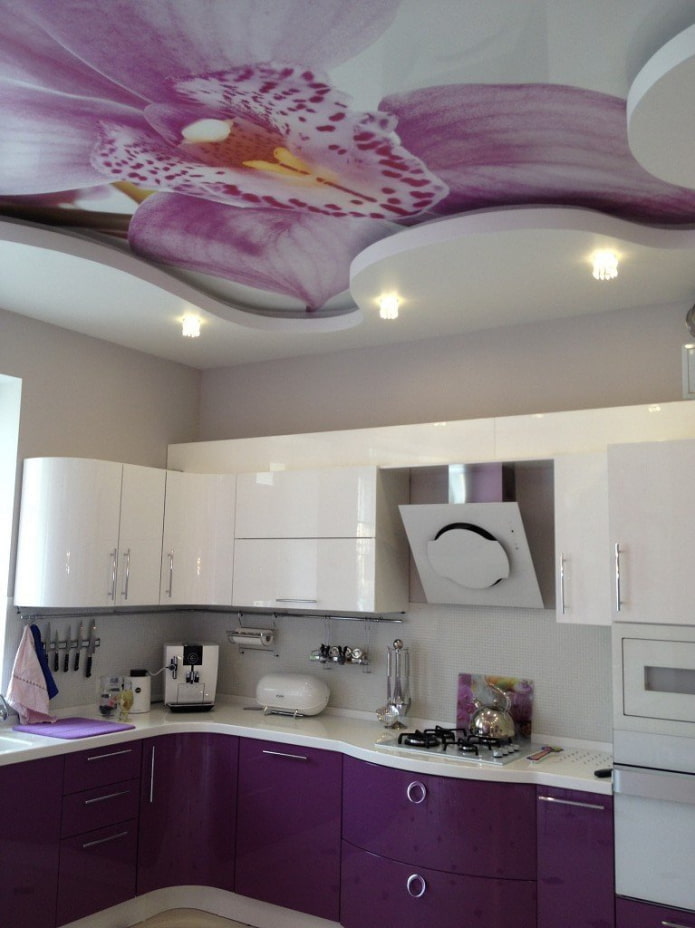 fioletowy sufit w kuchni